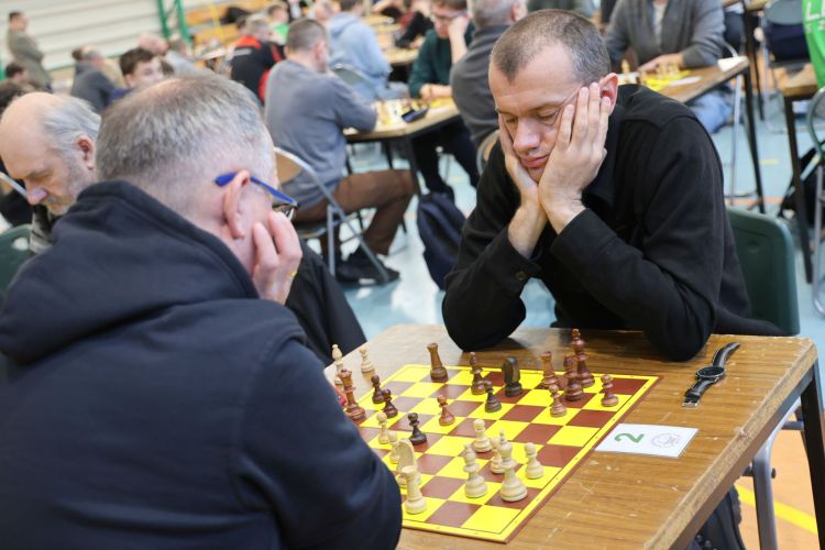 Szachiści z Polski, Ukrainy i Kanady grają w Sędziszowie Małopolskim. Trwa jubileuszowy turniej 1 - Polskie Radio Rzeszów Szachiści z Polski, Ukrainy i Kanady grają w Sędziszowie Małopolskim. Trwa jubileuszowy turniej
