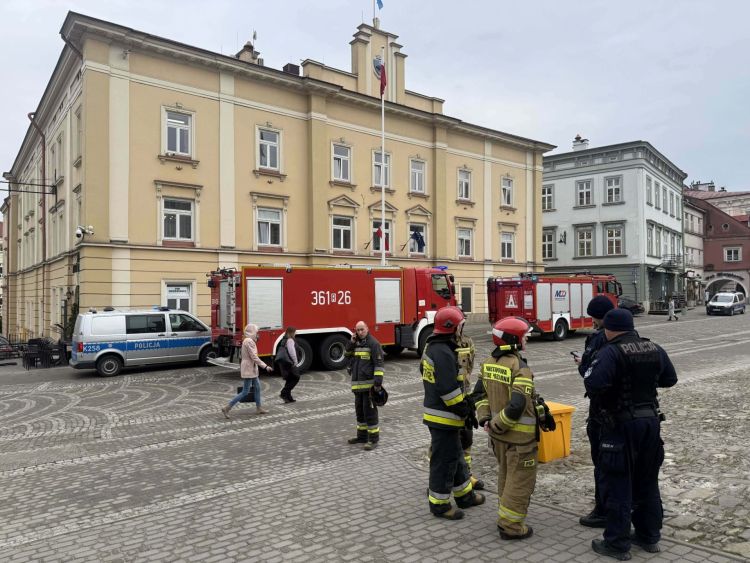 Alarmy bombowe w&nbsp;Przemyślu i&nbsp;Krośnie, ewakuowano pracowników i&nbsp;petentów urzędów [AKTUALIZACJA]