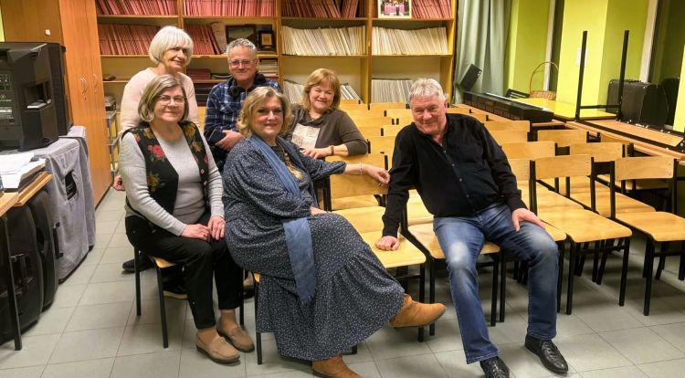 Kiedy nadchodzi jesień: „Byle dalej”, czyli grupa przyjaciół, których&nbsp;połączyła piosenka