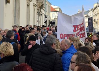 Ponad 200 osób z&nbsp;Podkarpacia protestuje w&nbsp;Warszawie. Szpitale powiatowe alarmują: To&nbsp;walka o&nbsp;przetrwanie
