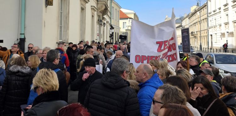 Ponad 200 osób z&nbsp;Podkarpacia protestuje w&nbsp;Warszawie. Szpitale powiatowe alarmują: To&nbsp;walka o&nbsp;przetrwanie