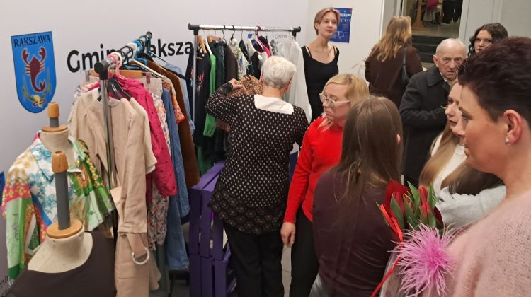 Rakszawa zaprasza na&nbsp;szafing. Można wymieniać się ubraniami i&nbsp;książkami