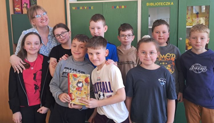 „Cały świat Anni” podbija serca dzieci. Uczniowie z Rzeszowa zachwyceni książką 1 - Polskie Radio Rzeszów „Cały świat Anni” podbija serca dzieci. Uczniowie z Rzeszowa zachwyceni książką