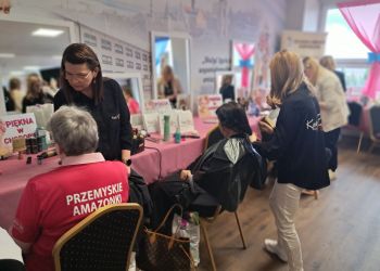 „Piękna w&nbsp;chorobie”. Metamorfozy i&nbsp;wsparcie dla kobiet, które walczą z&nbsp;rakiem