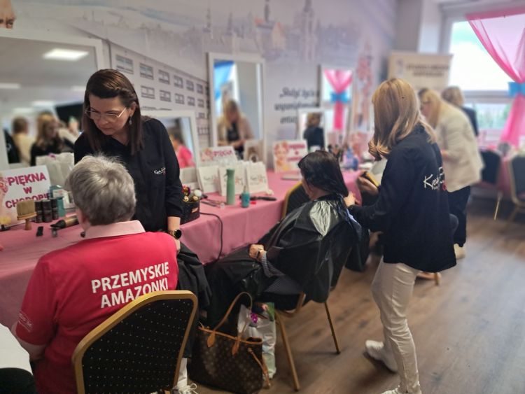 „Piękna w chorobie”. Metamorfozy i wsparcie dla kobiet, które walczą z rakiem 1 - Polskie Radio Rzeszów „Piękna w chorobie”. Metamorfozy i wsparcie dla kobiet, które walczą z rakiem