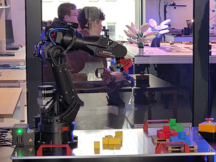 Edukacyjne ramię robotyczne w&nbsp;PCI Rzeszowie. Nowa pracownia otwiera możliwości dla młodych