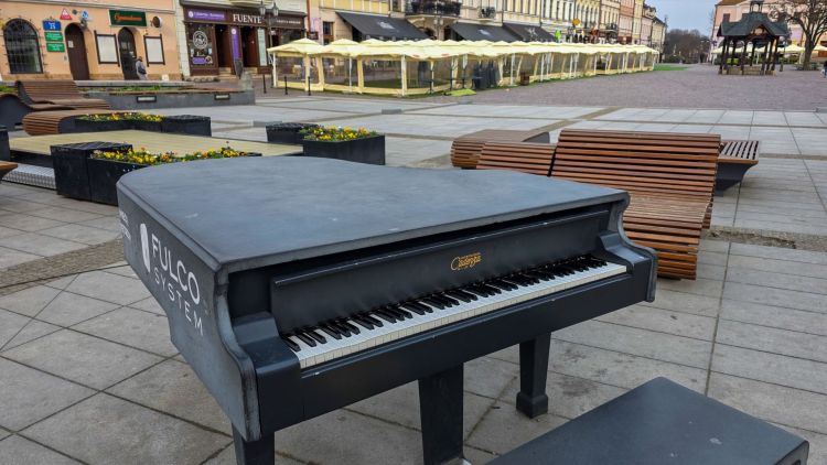 Fortepian na&nbsp;rzeszowskim rynku ściszony. Mieszkańcy podzieleni