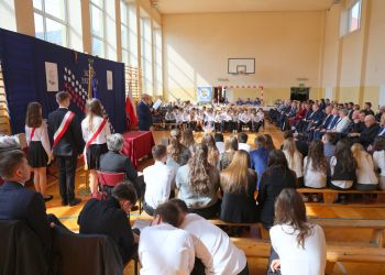 Pierwszy Dzień Patrona w&nbsp;SP w&nbsp;Górze Ropczyckiej. Uhonorowano ks.&nbsp;Wojciecha Święsa