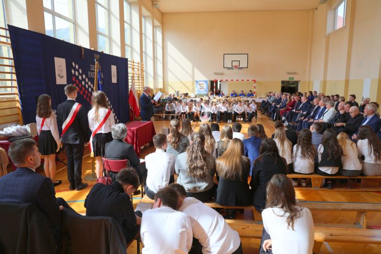 Pierwszy Dzień Patrona w SP w Górze Ropczyckiej. Uhonorowano ks. Wojciecha Święsa 1 - Polskie Radio Rzeszów Pierwszy Dzień Patrona w SP w Górze Ropczyckiej. Uhonorowano ks. Wojciecha Święsa