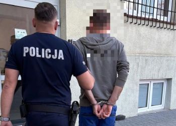 Policyjny pościg ulicami Dynowa. Agresywny kierowca skopał policjantów i&nbsp;zniszczył radiowóz