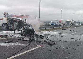 [WIDEO] Nie&nbsp;żyje kierowca, który&nbsp;jechał S19 pod&nbsp;prąd. Auto stanęło w&nbsp;płomieniach, droga jest zablokowana