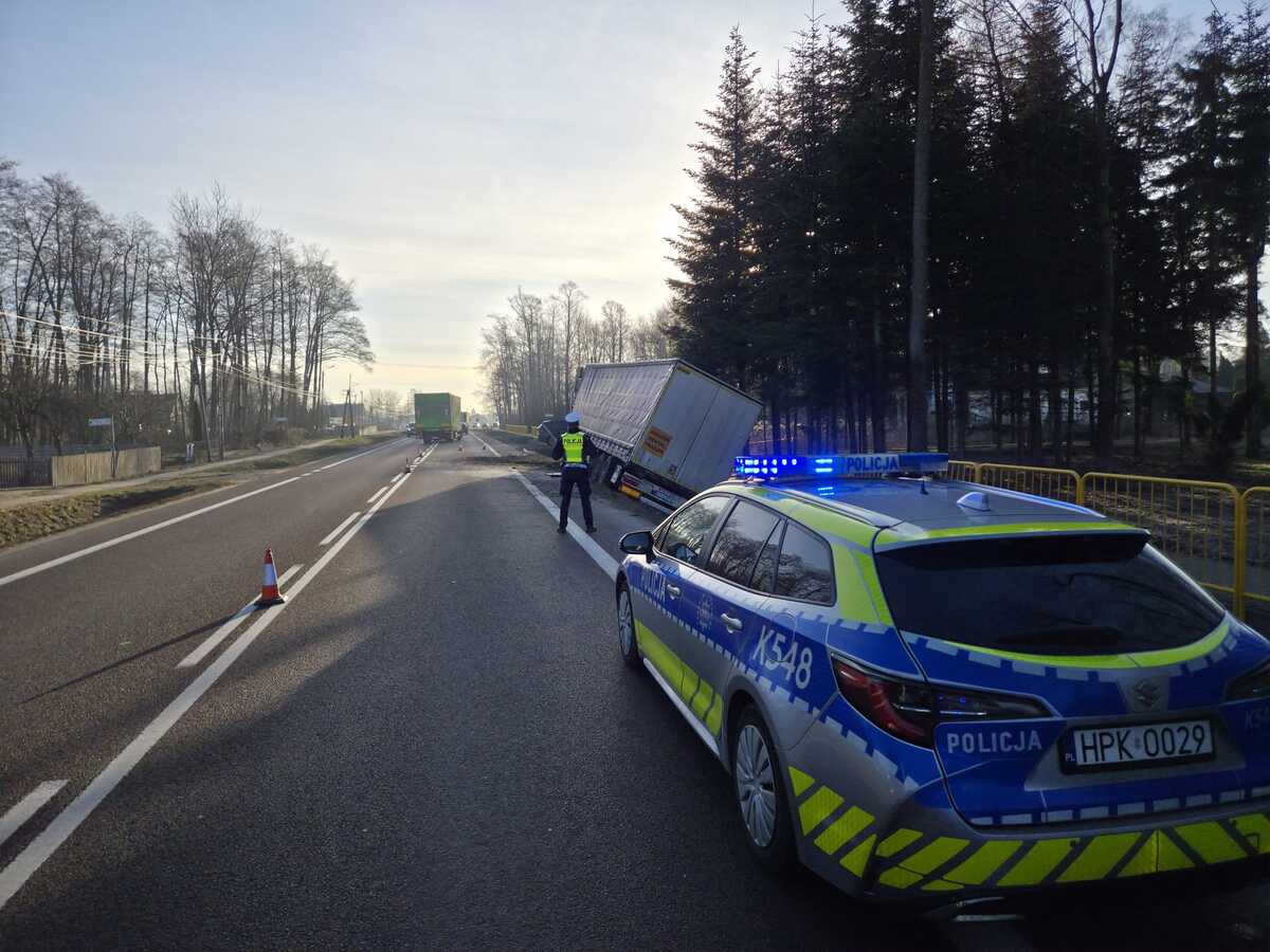 Tir wpadł do rowu, zablokowany jeden pas na krajowej "9" [AKTUALIZACJA] - Polskie Radio Rzeszów