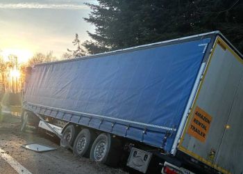 Tir wpadł do&nbsp;rowu, zablokowany jeden pas na&nbsp;krajowej „9” [AKTUALIZACJA]