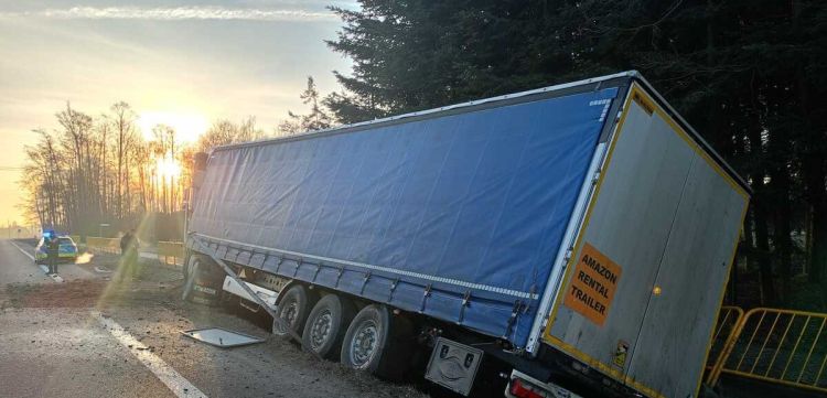 Tir wpadł do&nbsp;rowu, zablokowany jeden pas na&nbsp;krajowej „9” [AKTUALIZACJA]