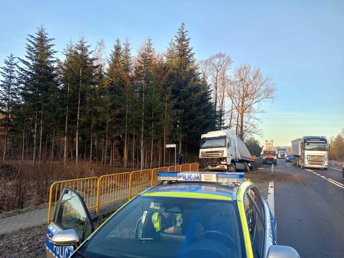 Tir wpadł do rowu, zablokowany jeden pas na krajowej "9" [AKTUALIZACJA] - Polskie Radio Rzeszów