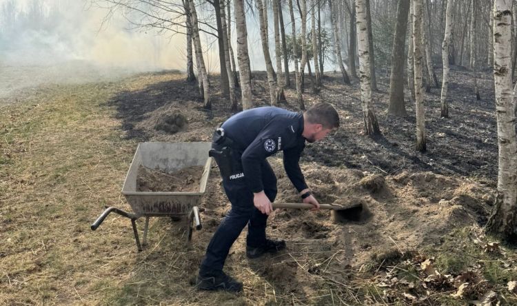Policjanci ruszyli do&nbsp;walki z&nbsp;ogniem. Pożar zagrażał domowi