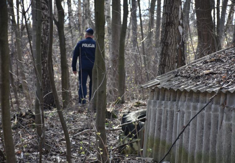Poszukiwany 37-latek odnaleziony. Mieszkał w ziemiance w lesie 1 - Polskie Radio Rzeszów Poszukiwany 37-latek odnaleziony. Mieszkał w ziemiance w lesie