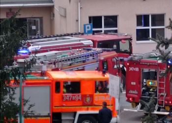 Pożar krytej pływalni w&nbsp;Krośnie. Trwa akcja gaśnicza strażaków