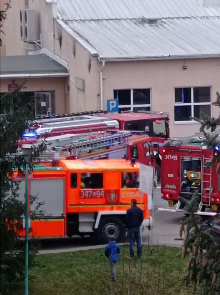 Pożar krytej pływalni w&nbsp;Krośnie. Trwa akcja gaśnicza strażaków [AKTUALIZACJA]