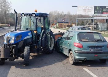 Zderzenie trzech pojazdów w&nbsp;Pilźnie, na&nbsp;DK 94 osobówki z&nbsp;ciągnikiem zamiatającym drogę [AKTUALIZACJA]