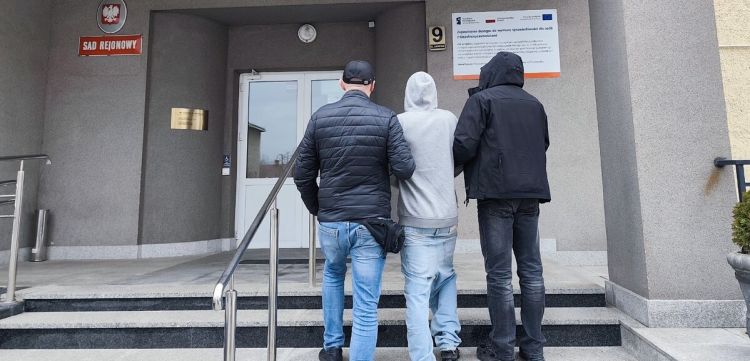 Złamał zakaz i wsiadł za kierownicę. Został skazany w trybie przyspieszonym 1 - Polskie Radio Rzeszów Złamał zakaz i wsiadł za kierownicę. Został skazany w trybie przyspieszonym