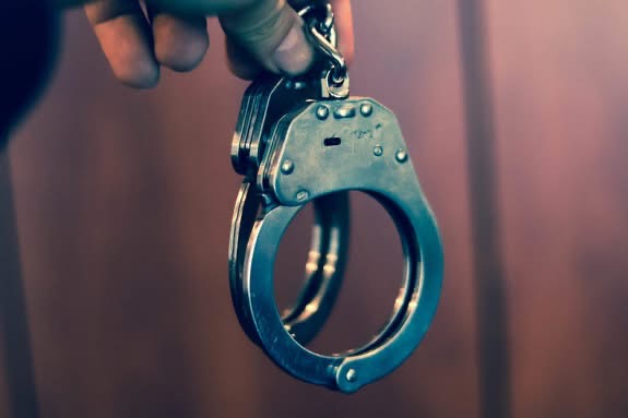 Zaatakował ochroniarza i&nbsp;groził mu&nbsp;śmiercią, trafił do&nbsp;tymczasowego aresztu