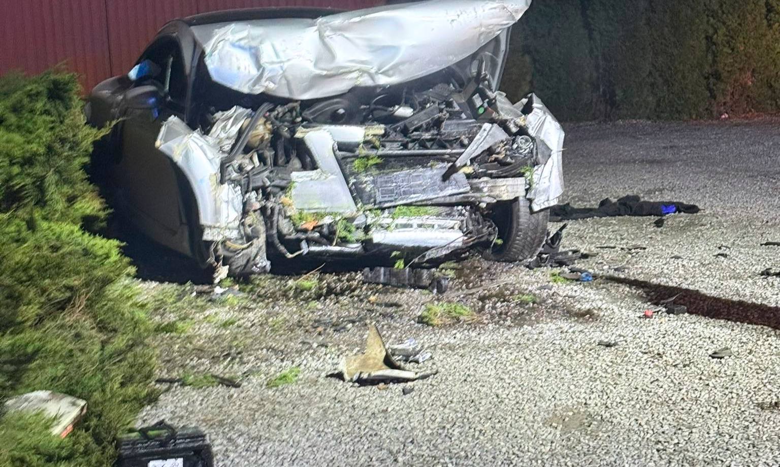 Nocne wypadki i kolizje na Podkarpaciu. Samochody uderzyły w drzewo i budynki - Polskie Radio Rzeszów