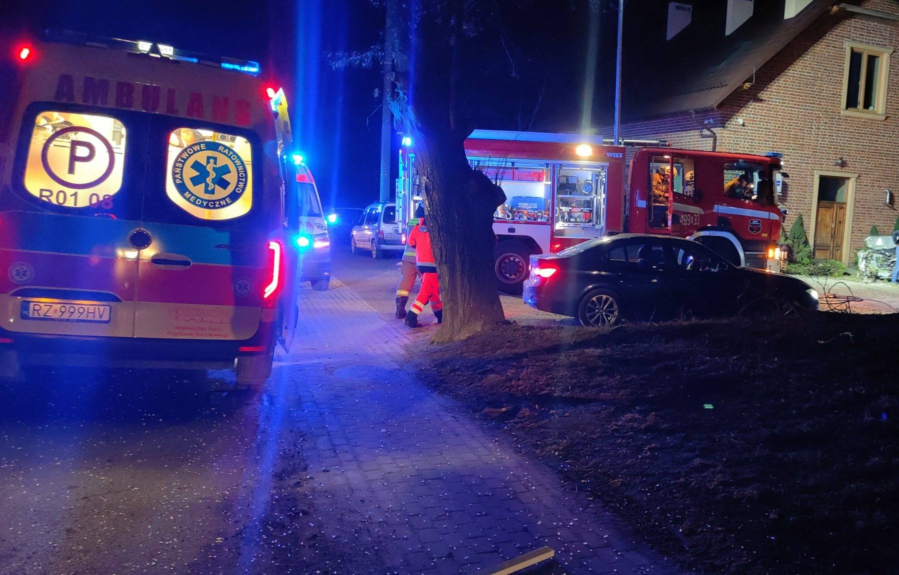 Nocne wypadki i kolizje na Podkarpaciu. Samochody uderzyły w drzewo i budynki - Polskie Radio Rzeszów