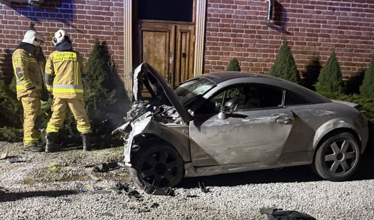 Nocne wypadki i&nbsp;kolizje na&nbsp;Podkarpaciu. Samochody uderzyły w&nbsp;drzewo i&nbsp;budynki