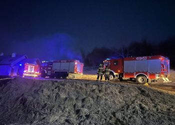 Nocny pożar w Wesołej. Spłonęła część budynku, uratowano sąsiednie obiekty 2 - Polskie Radio Rzeszów Nocny pożar w Wesołej. Spłonęła część budynku, uratowano sąsiednie obiekty