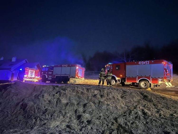Nocny pożar w&nbsp;Wesołej. Spłonęła część budynku, uratowano sąsiednie obiekty