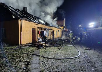 Budynek gospodarczy i&nbsp;dach domu spłonęły w&nbsp;nocnym pożarze w&nbsp;Strzyżowie [AKTUALIZACJA]
