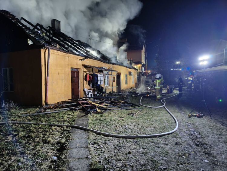 Budynek gospodarczy i&nbsp;dach domu spłonęły w&nbsp;nocnym pożarze w&nbsp;Strzyżowie [AKTUALIZACJA]