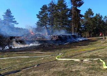 Ponad 50 strażaków gasi pożar obiektu wypoczynkowego w&nbsp;Trójcy w&nbsp;powiecie bieszczadzkim