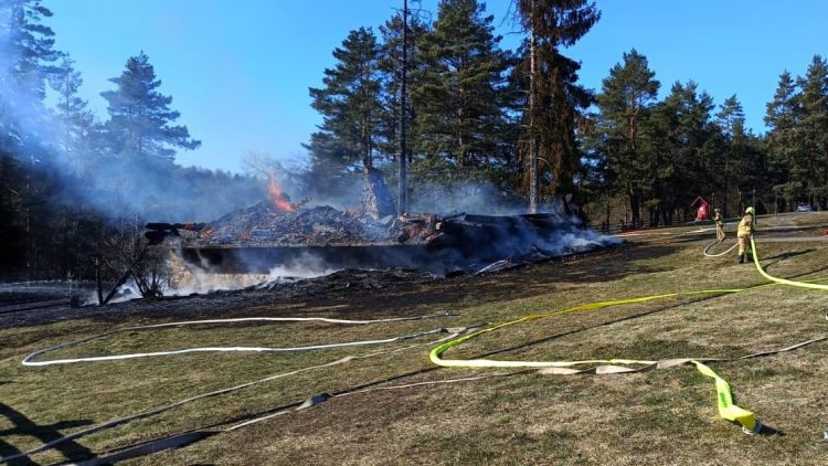 Ponad 50 strażaków gasiło pożar obiektu wypoczynkowego w&nbsp;Trójcy. Budynek spłonął doszczętnie
