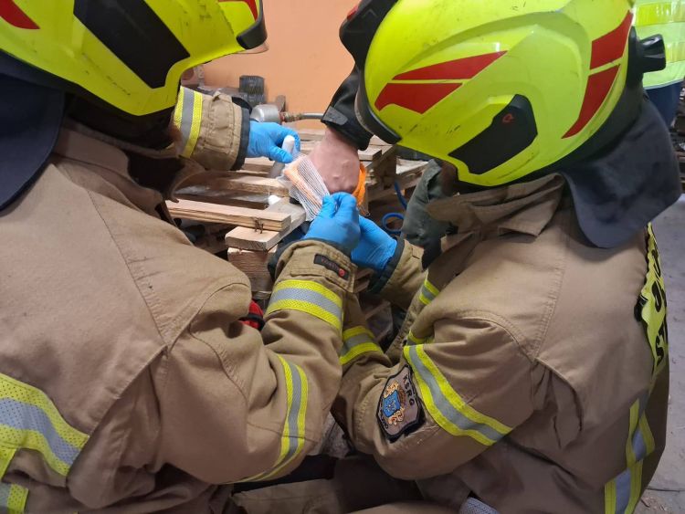 Mężczyzna przybił sobie palec do&nbsp;palety, na&nbsp;pomoc ruszyli strażacy