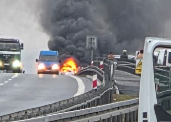 Pożar na&nbsp;S19 po&nbsp;zderzeniu dwóch samochodów, droga zablokowana