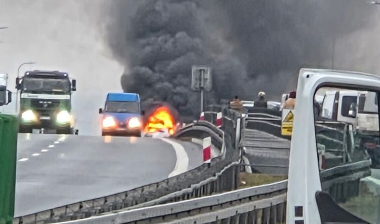 Nie&nbsp;żyje kierowca, który&nbsp;jechał na&nbsp;S19 pod&nbsp;prąd, auto stanęło w&nbsp;płomieniach, droga jest zablokowana [AKTUALIZACJA]