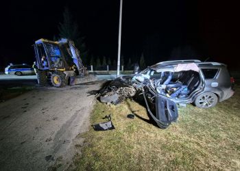 Zderzenie koparki z osobówką. Jeden z kierowców trafił do szpitala 3 - Polskie Radio Rzeszów Zderzenie koparki z osobówką. Jeden z kierowców trafił do szpitala