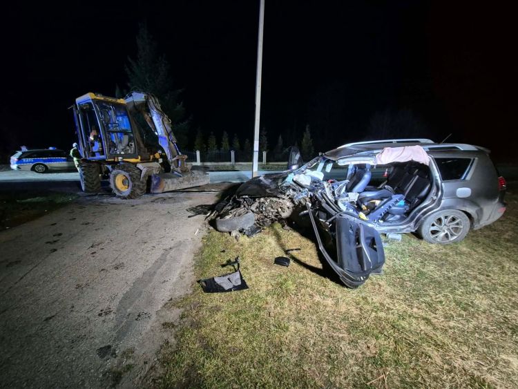 Zderzenie koparki z&nbsp;osobówką. Jeden z&nbsp;kierowców trafił do&nbsp;szpitala