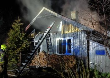 Pożar drewnianego domu w&nbsp;Czudcu. Nocna akcja strażaków