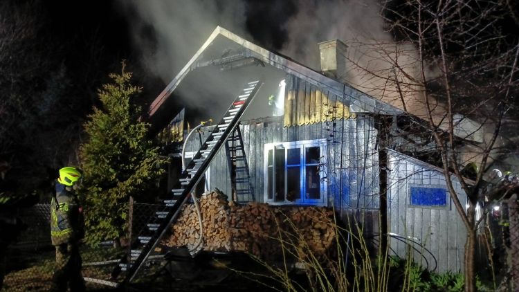 Pożar drewnianego domu w&nbsp;Czudcu. Nocna akcja strażaków