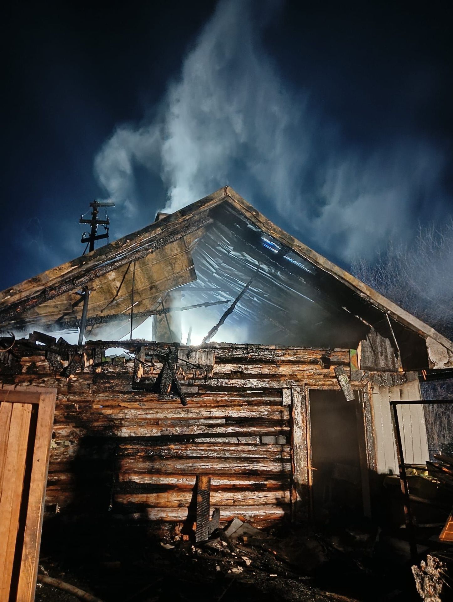 Pożar drewnianego domu w Czudcu. Nocna akcja strażaków - Polskie Radio Rzeszów