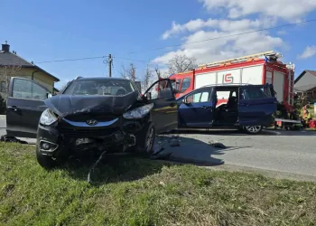 Czołowe zderzenie w Sanoczku. Dwie osoby ranne 2 - Polskie Radio Rzeszów Czołowe zderzenie w Sanoczku. Dwie osoby ranne