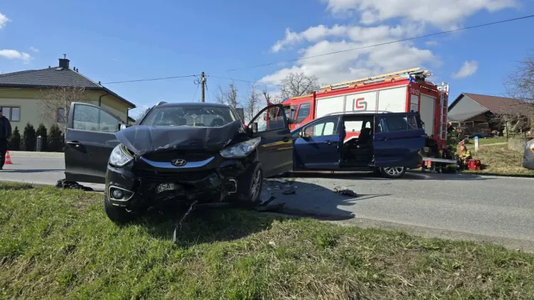 Czołowe zderzenie w&nbsp;Sanoczku. Dwie osoby ranne [AKTUALIZACJA]