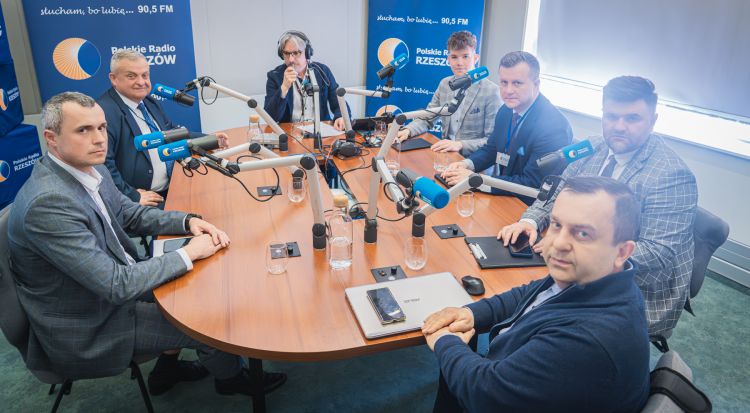 Debata o unijnym programie SAFE podczas Podkarpackiego Panelu Politycznego 1 - Polskie Radio Rzeszów Debata o unijnym programie SAFE podczas Podkarpackiego Panelu Politycznego