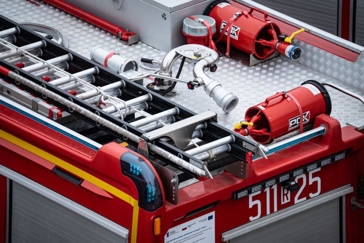 W&nbsp;Starzawie doszło do&nbsp;uszkodzenia stawu rybnego, woda zalała pobliskie pola