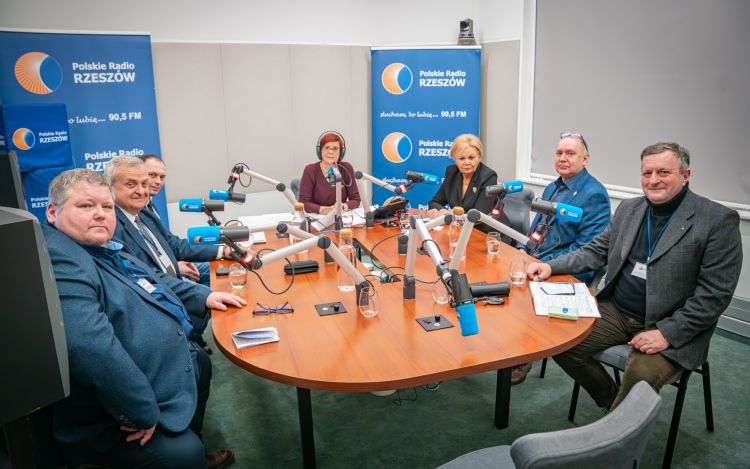 Podkarpacki panel polityczny o programie SAFE. Spór o miliardy na obronność 1 - Polskie Radio Rzeszów Podkarpacki panel polityczny o programie SAFE. Spór o miliardy na obronność