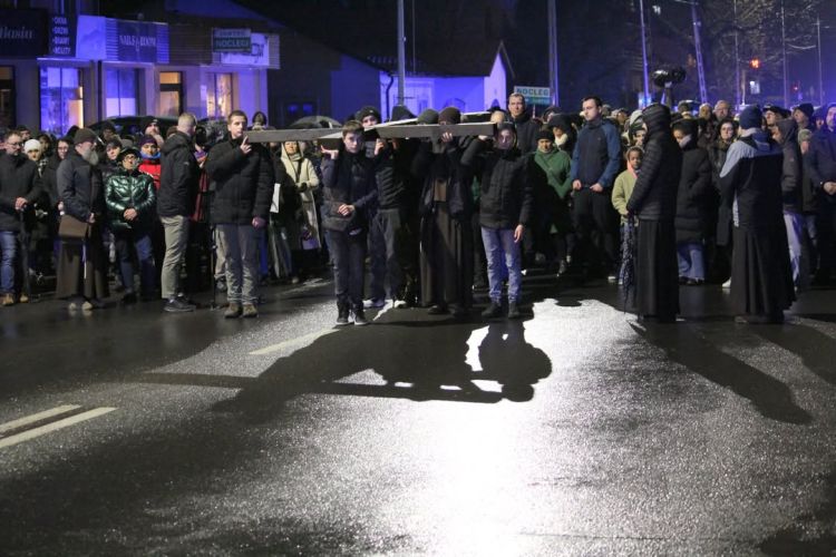 Droga Krzyżowa ulicami Sędziszowa Małopolskiego. Wierni przeszli w&nbsp;deszczu