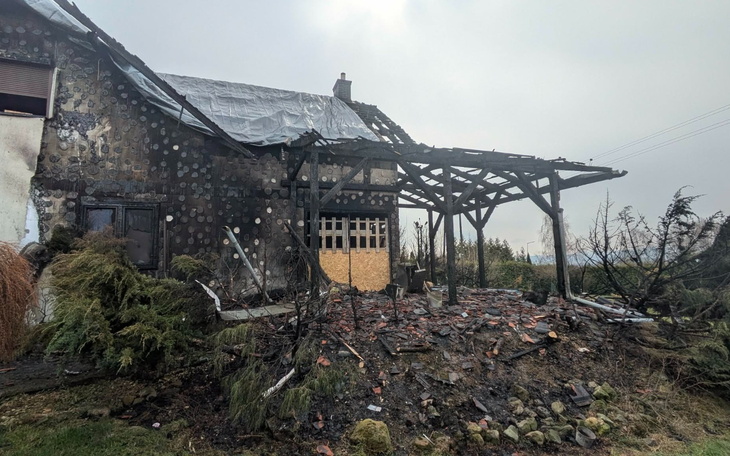 Pożar zniszczył dom. Mieszkańcy Zarzecza apelują o&nbsp;pomoc dla poszkodowanej rodziny
